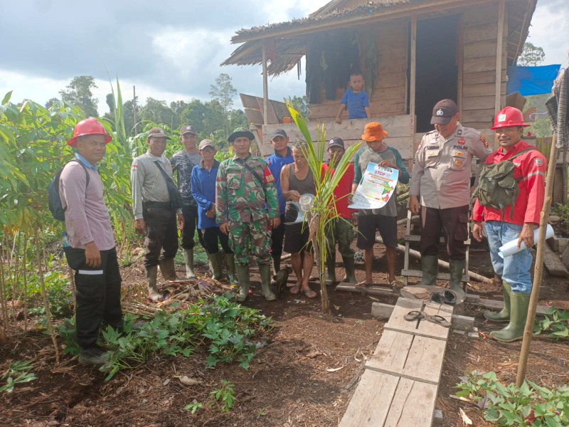Babinsa 05/Gas Praka Chandra Manto Dan Warga Laksanakan Patroli Cegah Kebakaran Hutan Dan Lahan