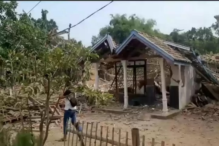 Dahsyatnya Ledakan di Pasuruan Akibatkan 13 Rumah Warga Rusak