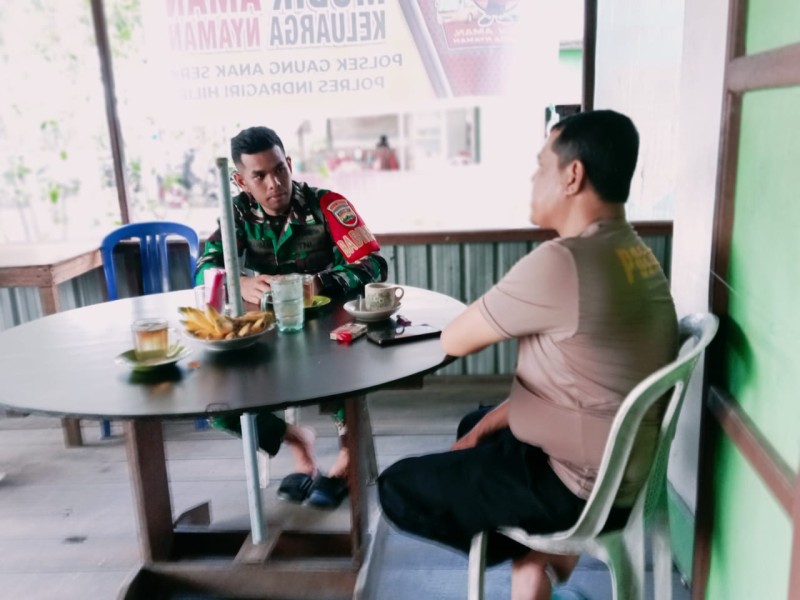 Babinsa 05/Gas Pratu Jurahman Ciptakan Keakraban dengan Personil Polsek Dan Warga Binaan Melalui Komsos