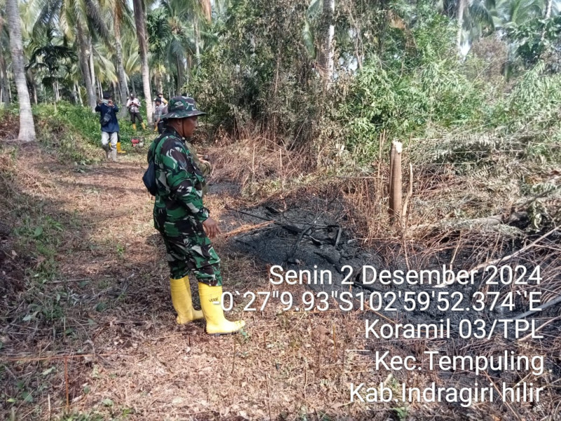 Cuaca Masih Diselingi Hujan Namun Babinsa 03/Tpl Rutin Laksanakan Patroli Karhutla