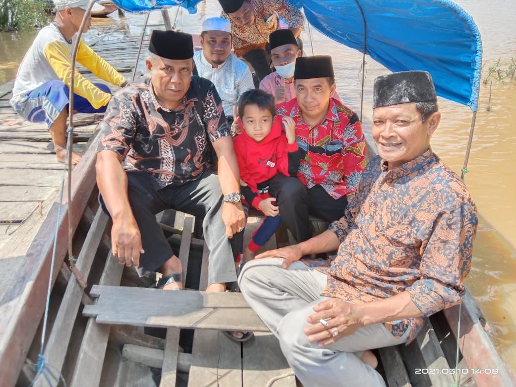Gunakan Perahu, Ketua DPRD Inhil Hadiri Isra Miraj di Seberang Pebenaan