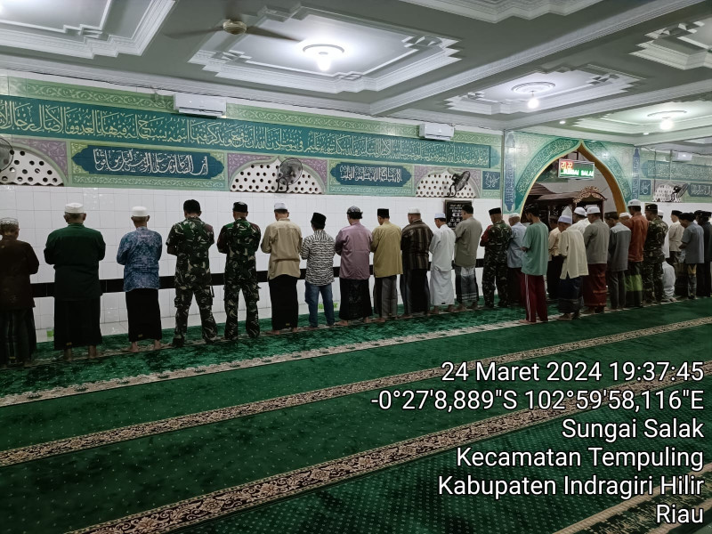Tingkatkan Keimanan, Anggota  Koramil 03/Tpl Sholat Tarawih Bersama Masyarakat