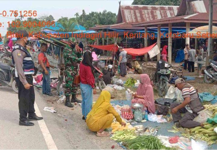 Babinsa Kopda Nasriyanto Lakukan Penegakan Protkes di Desa Pasar Kembang