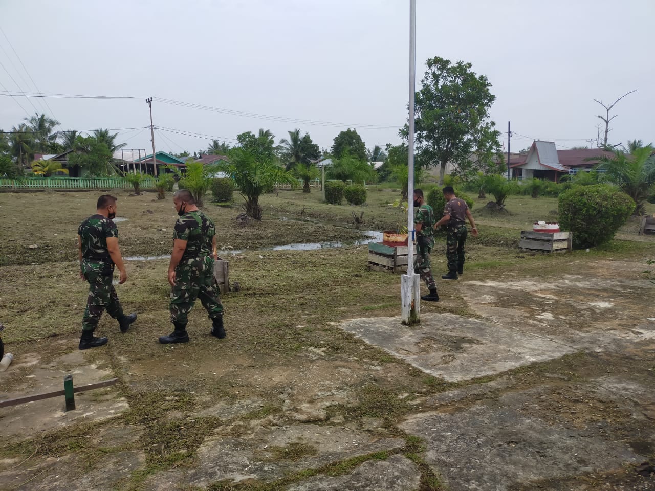 Koramil 04/Kuindra Goro Bersihkan Lingkungan Makoramil