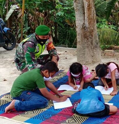 Peduli Pendidikan, Babinsa Jajaran Kodim 0303/Bengkalis Dampingi Siwa Belajar Secara Daring