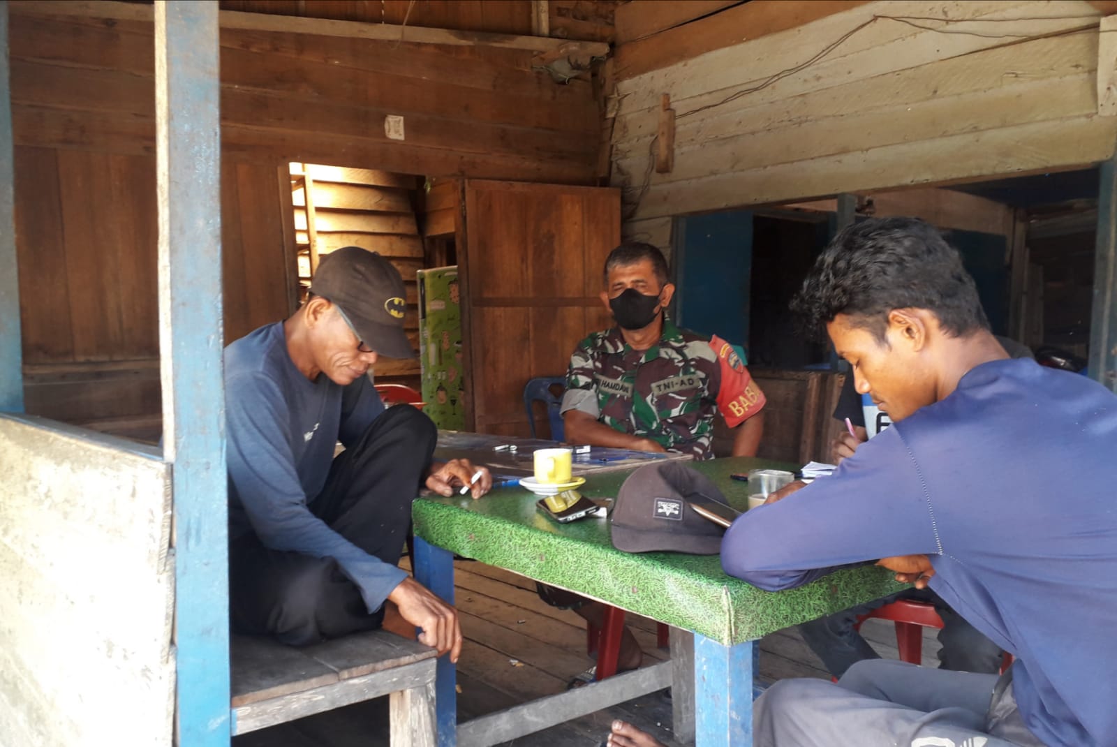 Agar Hidup Lebih Sehat, Babinsa Koramil 04/Kuindra Ajak Masyarakat Untuk Jaga Kebersihan Lingkungan