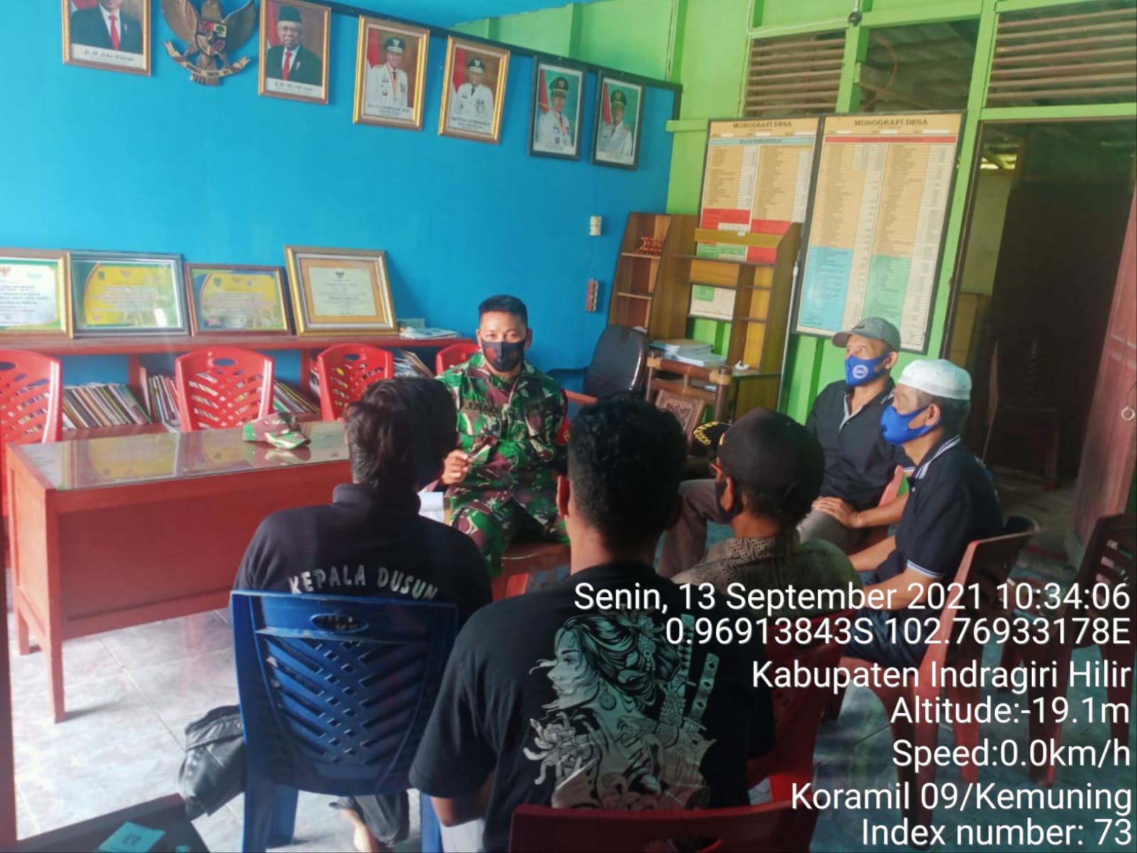 Babinsa Koramil 09/Kemuning Lakukan Komsos dengan Aparat Desa Petalongan