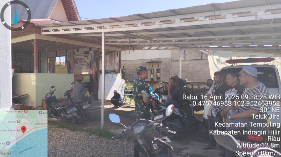 Babinsa Koramil 03/Tempuling Laksanakan Komsos dengan Warga dan Sopir Ambulan di Desa Teluk Jira