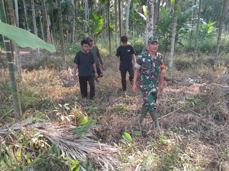 Babinsa Koramil 07/Reteh: Menghimbau Warga Agar Tidak Membuka Lahan dengan Cara Membakar