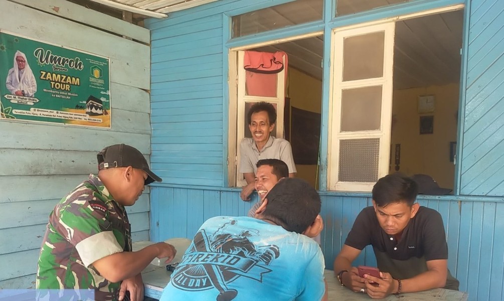 Cegah Banjir, Babinsa Sertu Bendri Ajak Masyarakat Untuk Terus Jaga Kebersihan Lingkungan