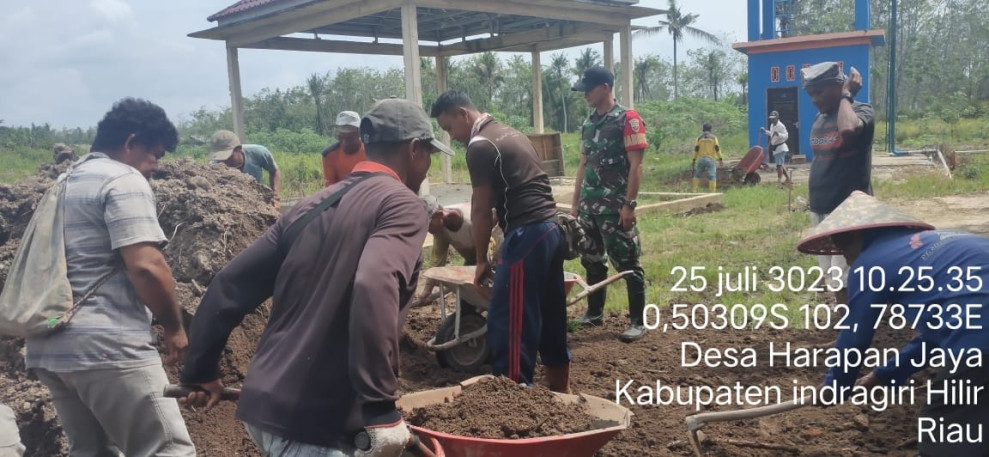 Babinsa 03/Tpl Bersama Warga Gotong Royong Timbun Jalan Berlubang di Desa Harapan Jaya