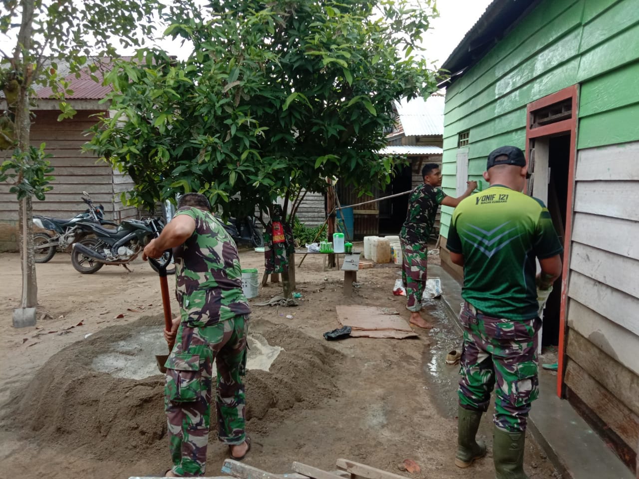 Babinsa Koramil 09/Kemuning Goro Bangun Rumah Tidak Layak Huni