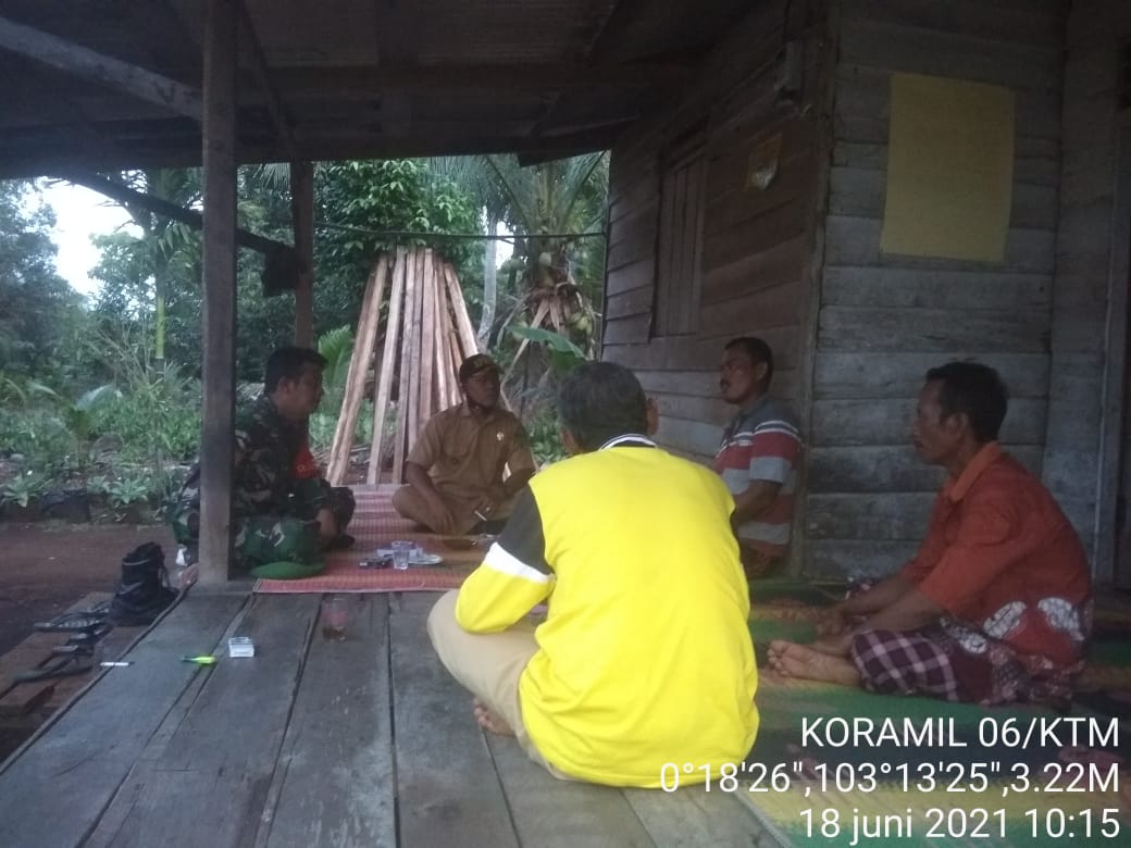 Babinsa Sumber Makmur Jaya Komsos Prokes Bersama Kades dan Tokoh Masyarakat