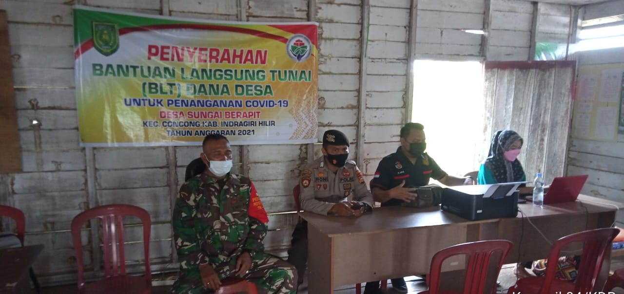 Babinsa Koramil 04/Kuindra Dampingi Vaksinasi di Desa Sungai Berapit