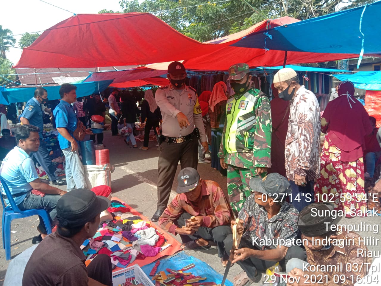Sambangi Pasar Tradisional, Babinsa 03/Tempuling Ajak Para Pedagang Patuhi Prokes