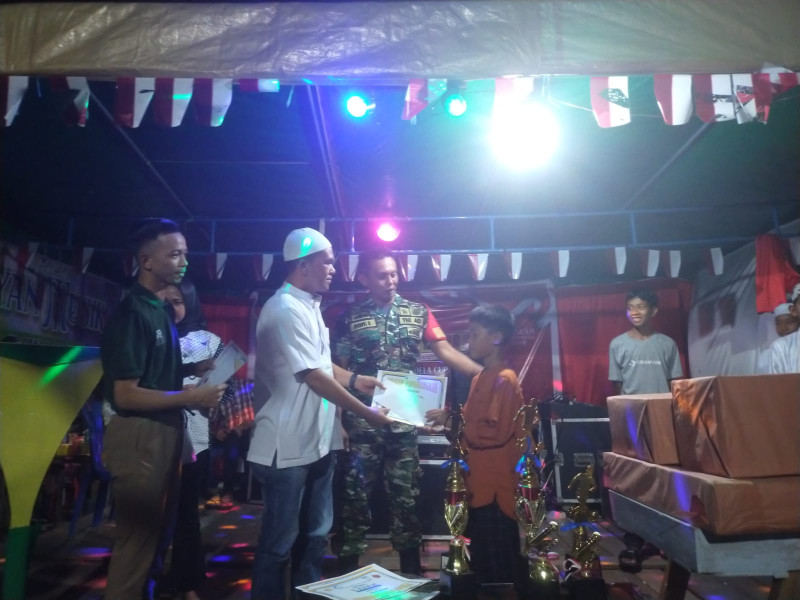 Pembagian Hadiah Kepada Para Pemenang Lomba Yang Didampingi Danramil 04/Kuindra
