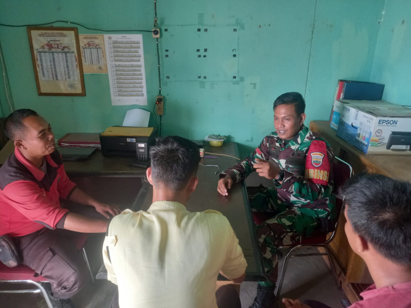 Babinsa 05/Gas Pratu Sandi Wahyudi Laksanakan Komsos Bersama Warga di Binaan