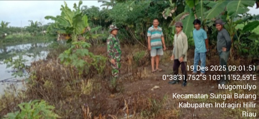 Babinsa Koramil 07/Reteh Laksanakan Patroli Tapal Batas di Desa Mugomulyo