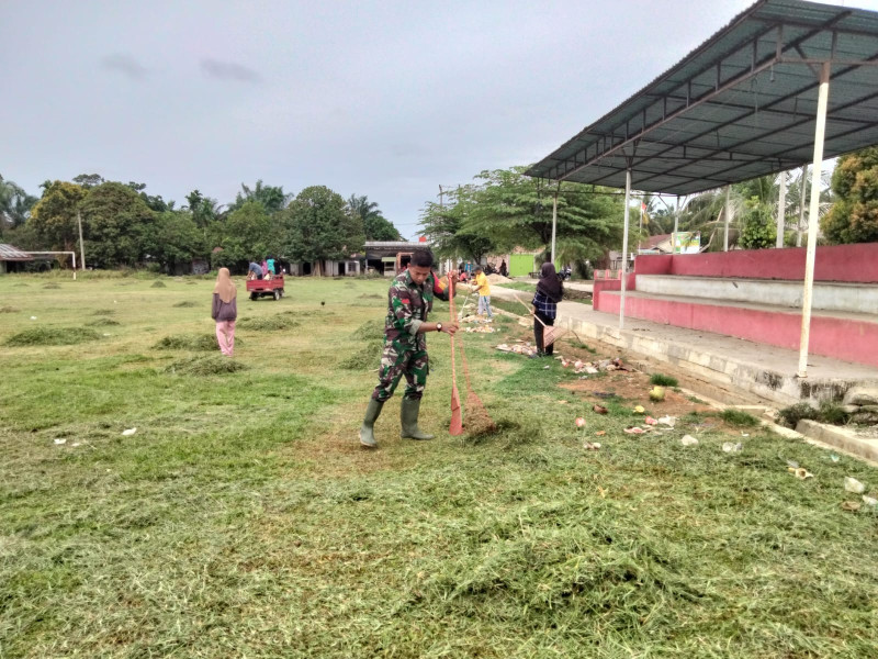 Demi Kenyamanan Bersama, Babinsa Koramil 09/Kemuning Bersihkan Selokan dan Lapangan Depan Kantor Desa