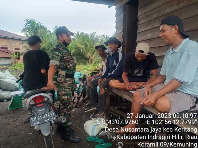 Babinsa Koramil 09/Kemuning Jalin Silaturahmi Bersama Pemuda dan Masyarakat