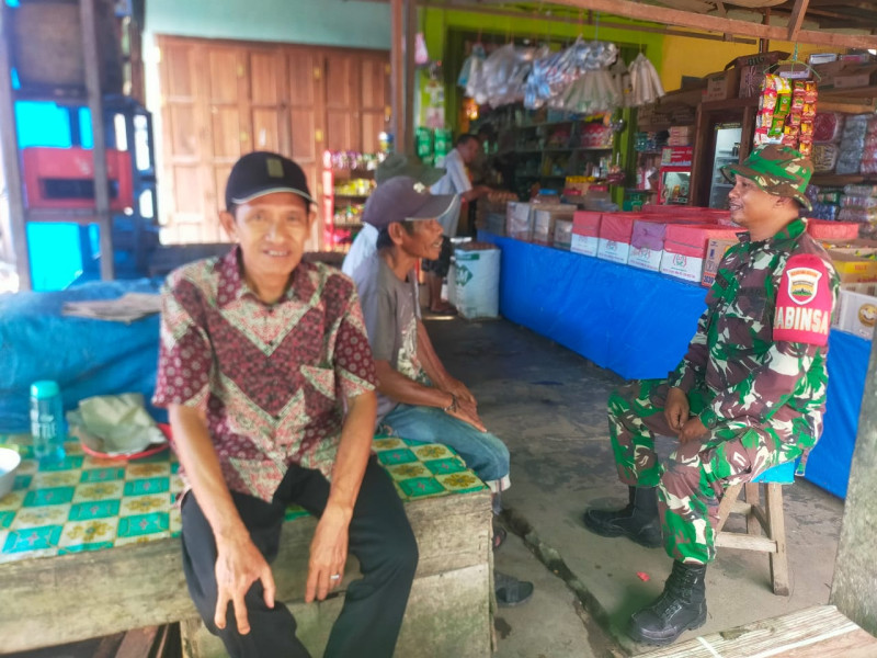 Bincang Santai Babinsa 03/Tpl Serda Denny dan Warga Desa Binaan