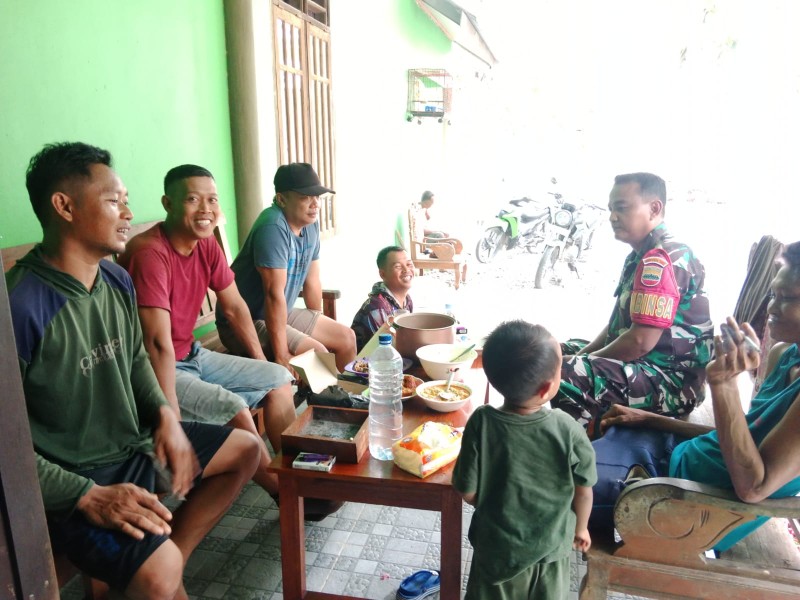 Komsos Babinsa Koramil 09/Kemuning Upaya Meningkatkan Hubungan dengan Masyarakat