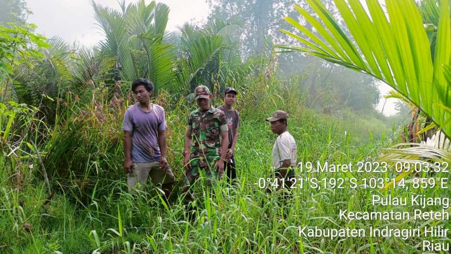 Babinsa Koramil 07/Reteh Rutin Karhutla Di Desa Binaan