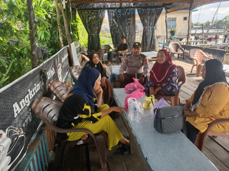 Aipda Ricci Ronaldy Ps.Kanit Binmas Polsek Gaung Melaksanakan Kegiatan Sambang Kepada Warga Kelurahan Kuala Lahang