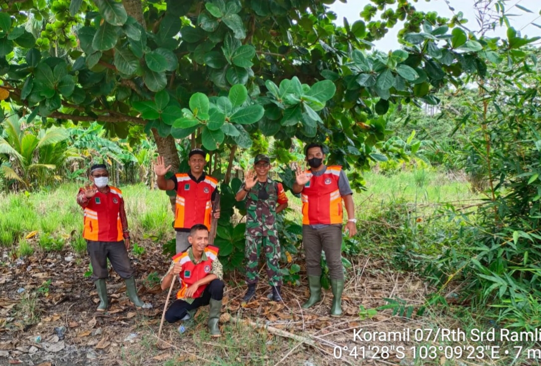 Patroli Daerah Rawan Karhutla Bersama Babinsa Koramil 07/Reteh