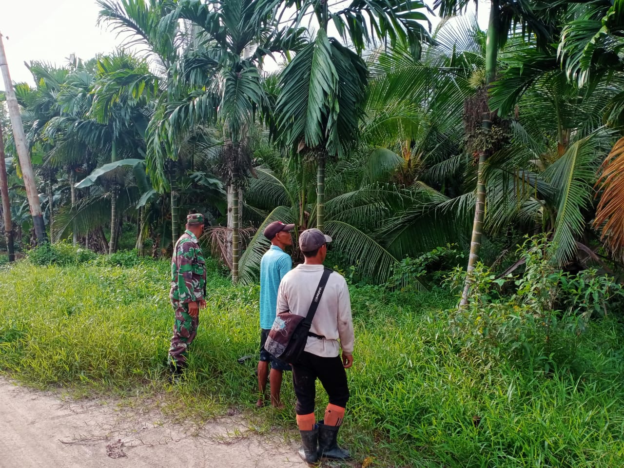 Bersama Masyarakat, Babinsa 04/Kuindra Rutin Lakukan Patroli Karhutla