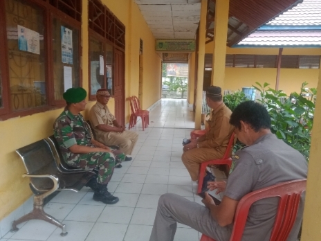 Babinsa Koramil 05/Gas Koptu Hudrizarroni Silaturahmi Bersama Kepala Desa Melalui Komsos