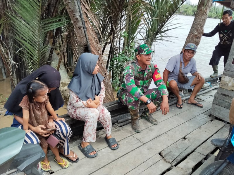 Babinsa Koramil 07/RTH Giat Laksanakan Pengawasan SDM Bersama Masyarakat Babinsa Koramil 07/RTH Giat Laksanakan Pengawasan SDM Bersama Masyarakat