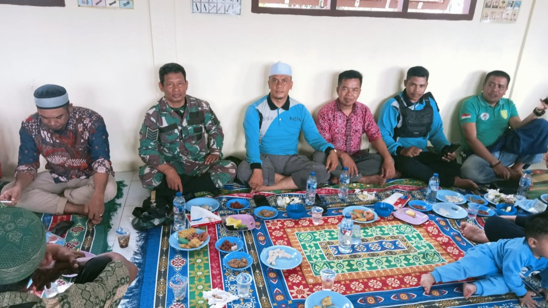 Demi Menjalin Hubungan Baik, Babinsa Koramil 05/Gas Serma Nawawi Giat Komsos Di Desa Rambaian