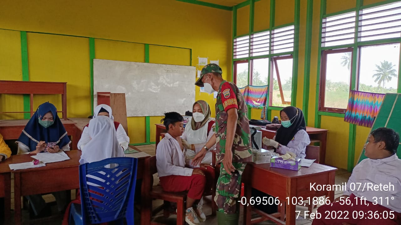 Koramil 07/Reteh Bersama Babinkamtibmas Dampingi Vaksinasi Di Sekolah Dasar