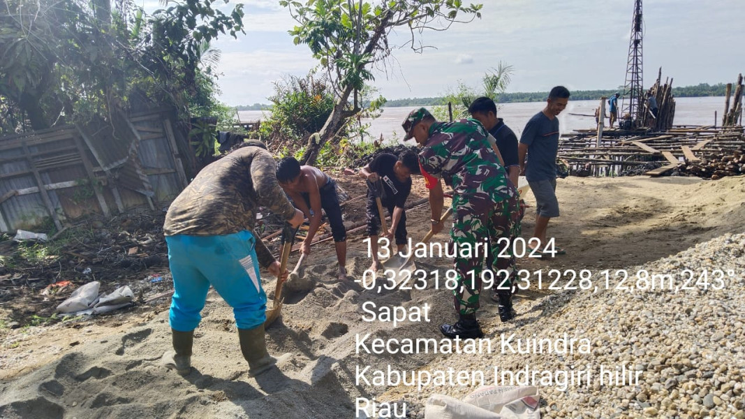 Giat Goro, Babinsa Koramil 04/Kuindra Himbau Warga Untuk Bersama-sama Melansir Pasir