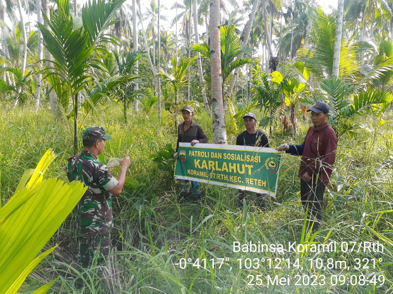 Babinsa Koramil 07/Reteh Giat Lakukan Rutin Karhutla