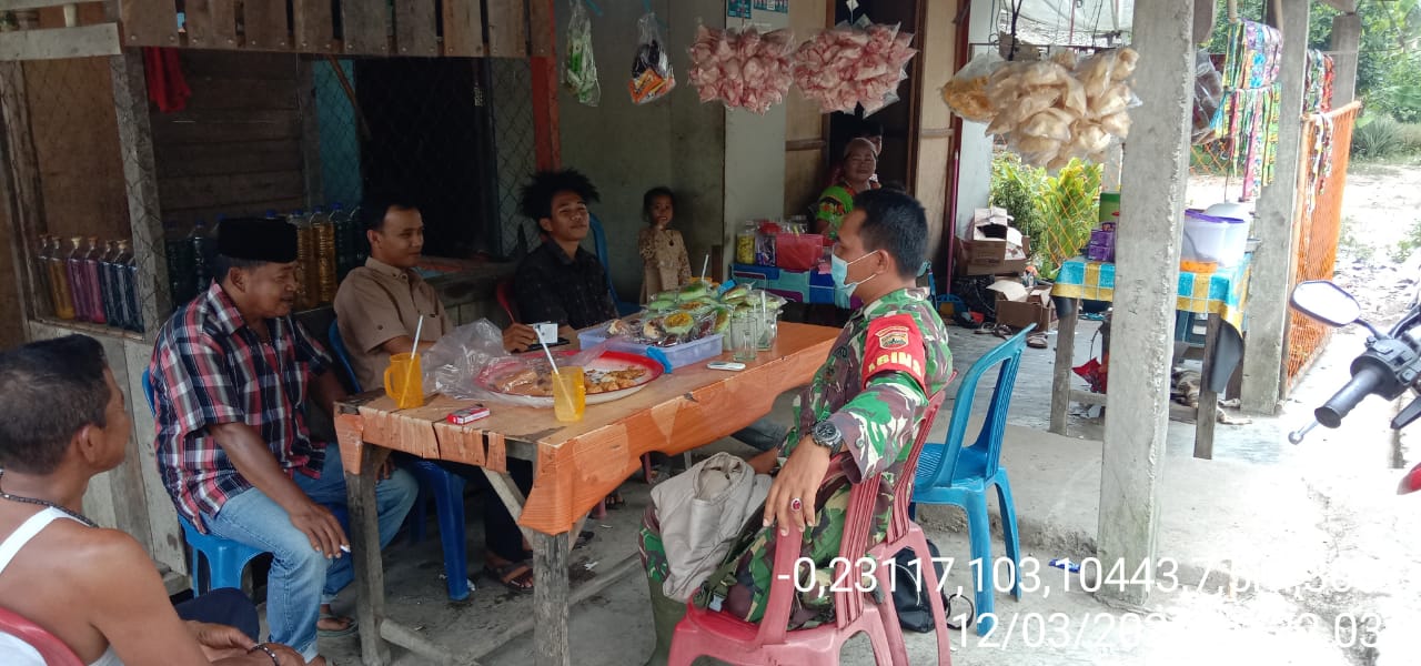 Sambil Bercengkrama, Babinsa Sungai Rawa Himbau Warga Patuhi Protkes