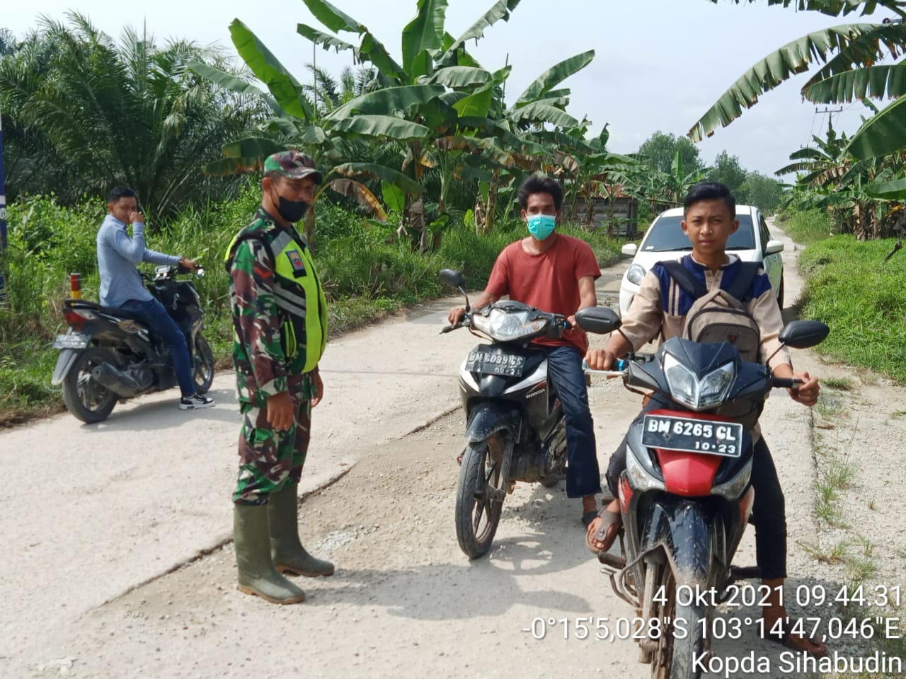 Babinsa Kopda Sihabudin Laksanakan Sosialisasi Protkes kepada Masyarakat