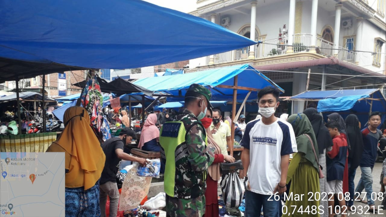 Sasar Pasar Kotabaru Reteh, Babinsa Koramil 09/Kemuning Tegakkan Protkes