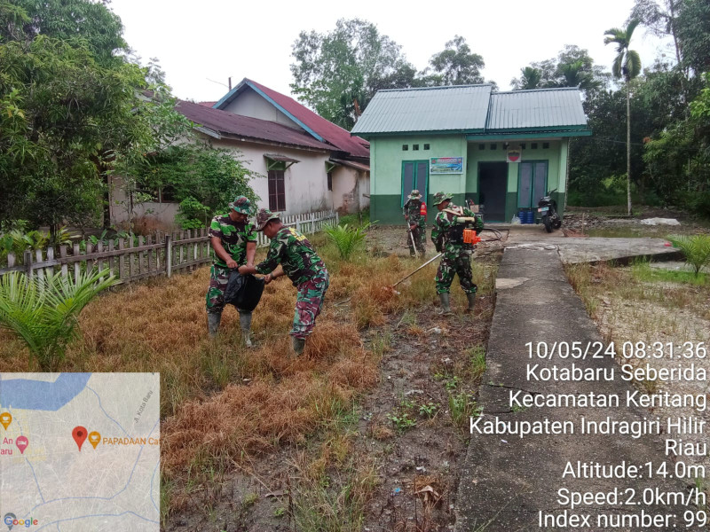 Wujudkan Penghijauan, Danramil 09/Kemuning Lakukan Pembersihan dan Penanaman Pohon Buah di Pos Ramil