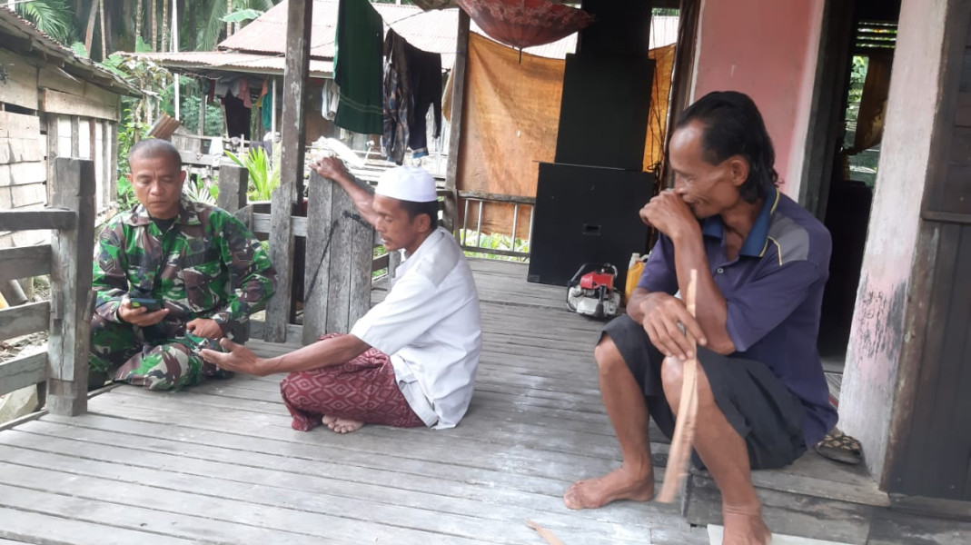 Babinsa Koramil 07/Reteh Tinjau Padi di Kelompok Tani Teras Jaya Bersama Kapoktam Maju Jaya