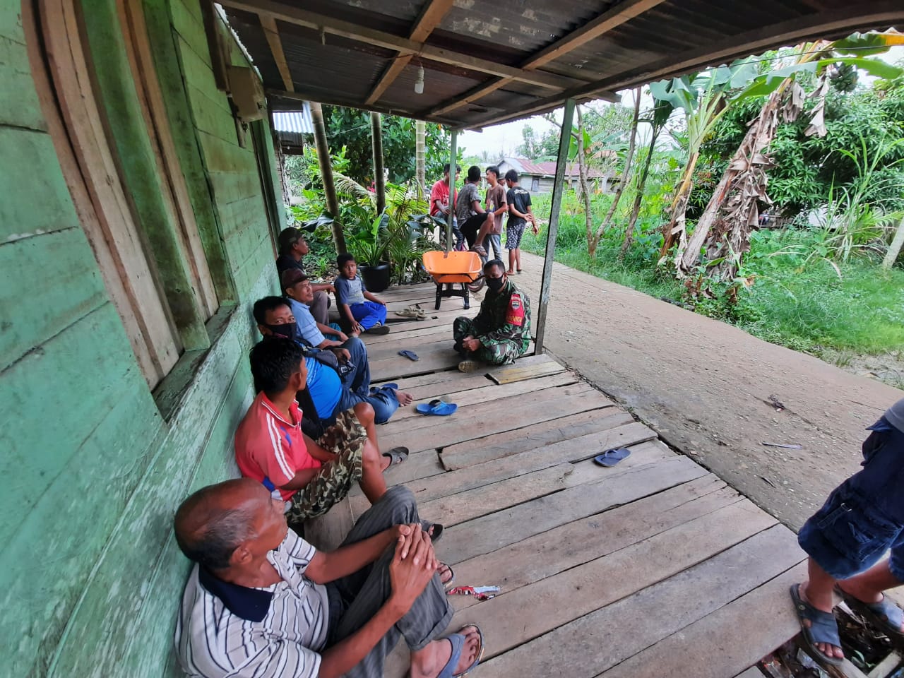 Cerita Babinsa Koramil 03/Tempuling Saat Komsos Bersama Warga Desa Binaan