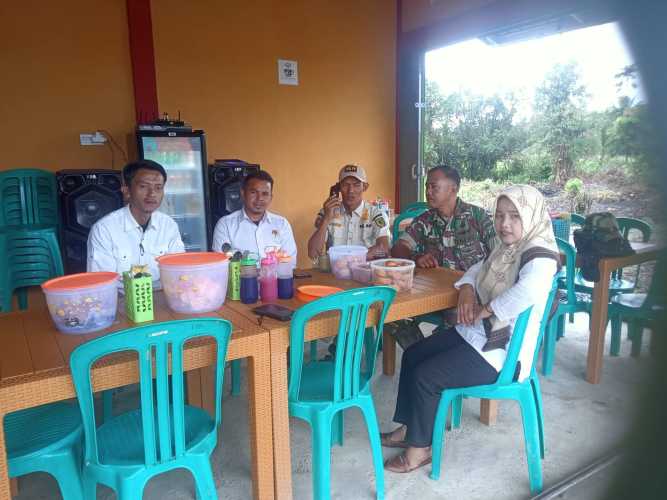 Ciptakan Desa Aman dan Bersih Bersama Babinsa Koramil 09/Kemuning