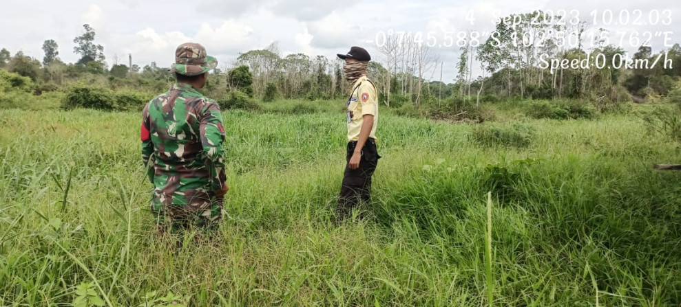 Rutin laksanakan Patroli Konsesi Mitigasi Babinsa 05/Gas Kopda Chandra Manto di Dampingi Masyarakat dan Dua Security