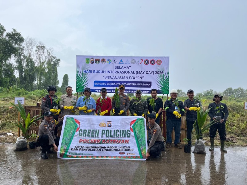 Cangkul Jadi Simbol May Day di Kecamatan Kateman: Buruh PT Sambu Bersama Polri dan TNI Tanam Masa Depan