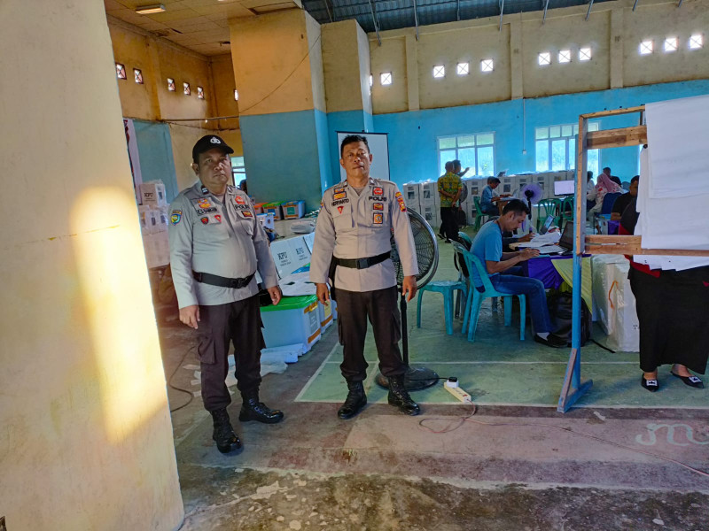Personil Polsek Gaung PAM sidang Pleno Rekapitulasi Tingkat PPK Kecamatan Gaung