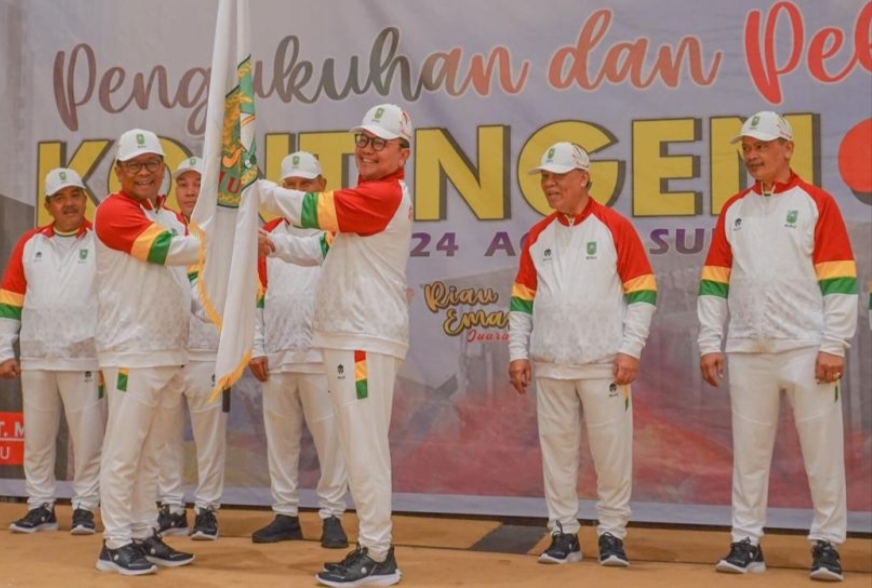 Pj Gubri Kukuhkan dan Lepas Kontingen Riau Menuju PON XXI Aceh - Sumut
