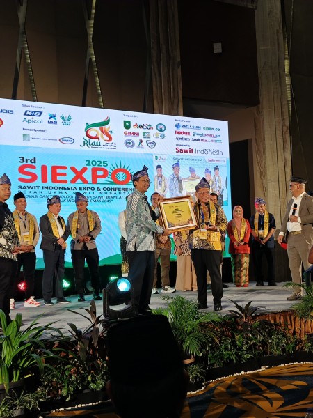 Bupati Rohil Bistamam Hadiri SIEXPO 2025, Terima Penghargaan Nasional dan Pasangkan Tanjak kepada Deputi KemenKopUKM