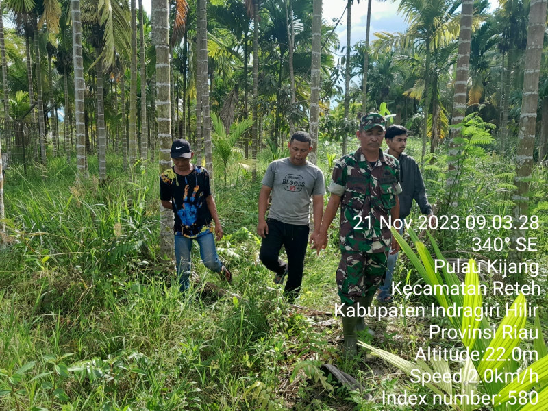 Bersama-sama Turun Untuk Memantau Titik Api Oleh Babinsa Koramil 07/Reteh Dengan Warga
