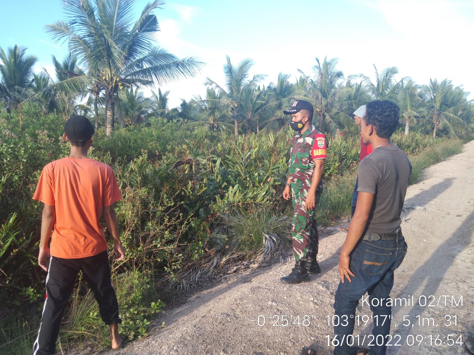 Babinsa Koramil 02/Tanah Merah Cegah Kebakaran Hutan dan Lahan di Desa Tanjung Baru